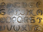 Buchstaben aus Hufeisen