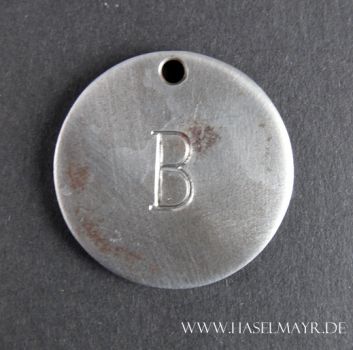 Anhänger aus Eisen rund (groß): Buchstabe "B"