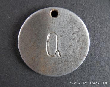 Anhänger aus Eisen rund (groß): Buchstabe "Q"