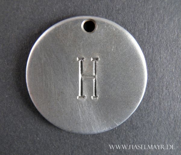 Anhänger aus Eisen rund (groß): Buchstabe "H"