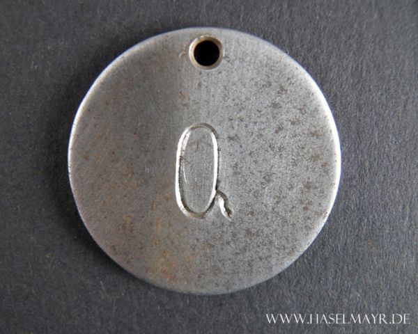 Anhänger aus Eisen rund (groß): Buchstabe "Q"