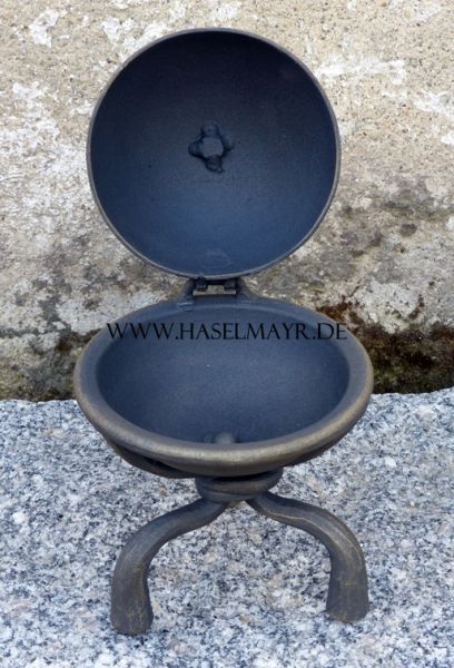 Weihwasserkessel handgeschmiedet mit Kreuz